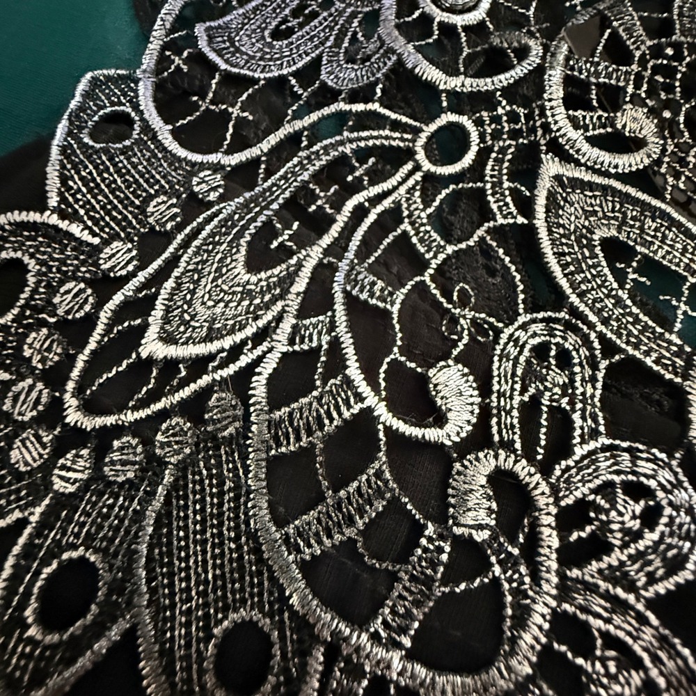 Joan Boyce Black Lace Overlay Sleeveless Top M Gorgeous NWT‎ - Picture 3 of 13